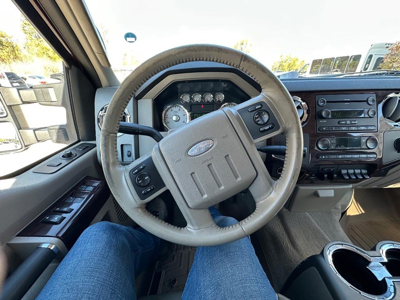 Ford Super Duty F-250 SRW Vehicle Full-screen Gallery Image 25