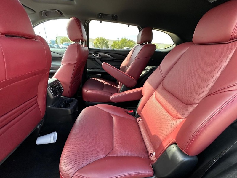 Mazda CX-9 Vehicle Full-screen Gallery Image 10