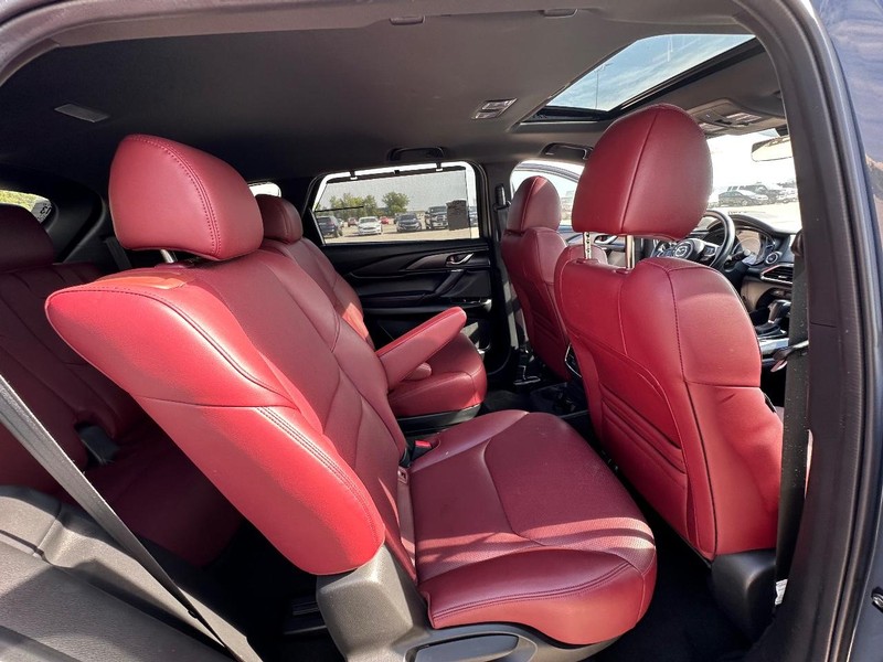 Mazda CX-9 Vehicle Full-screen Gallery Image 17