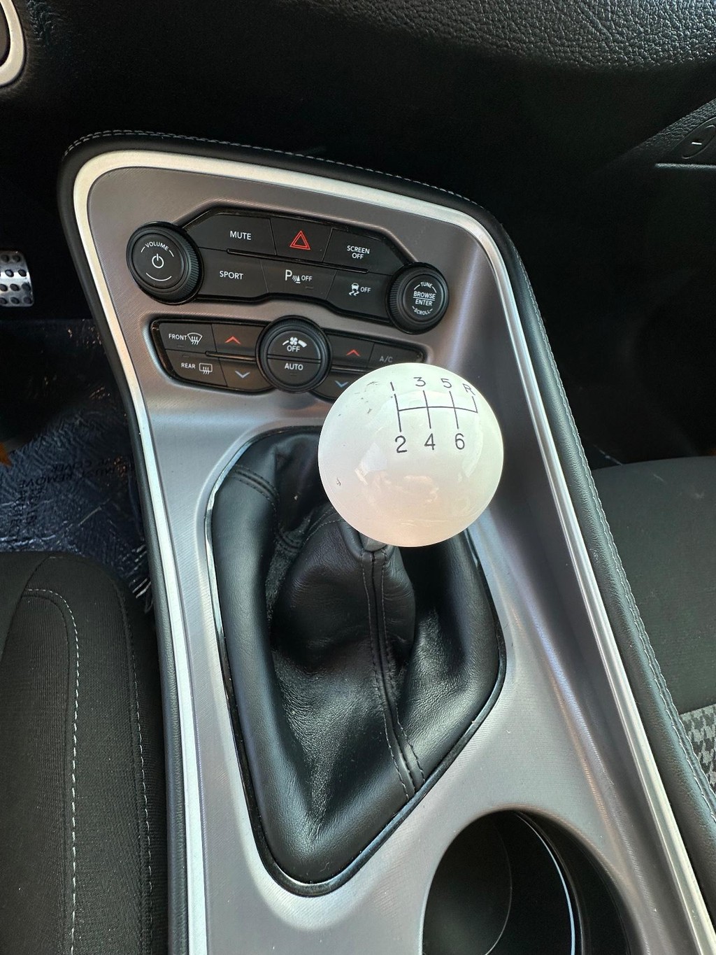 Dodge Challenger Vehicle Full-screen Gallery Image 18