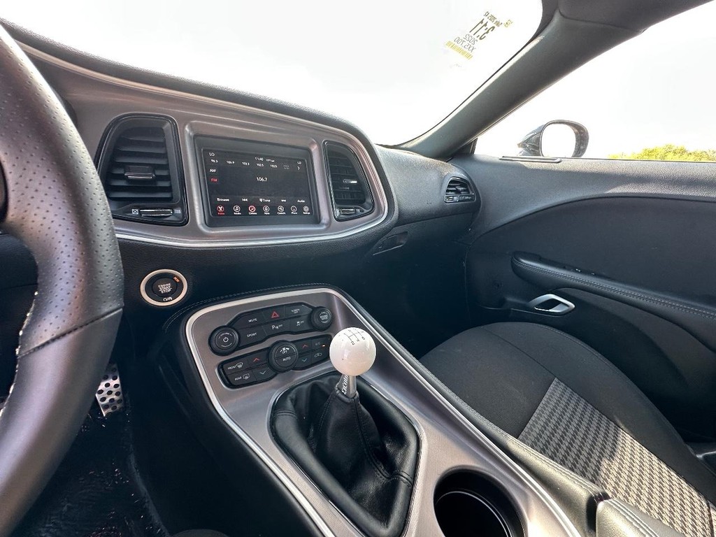 Dodge Challenger Vehicle Full-screen Gallery Image 22