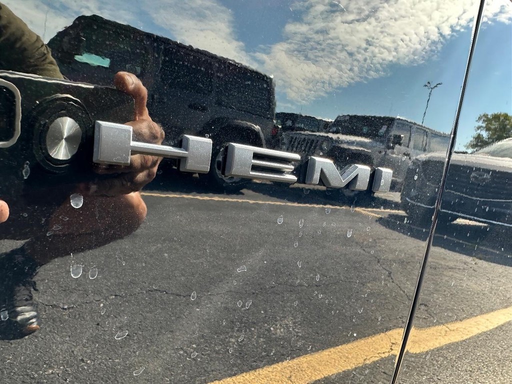 Dodge Challenger Vehicle Full-screen Gallery Image 32