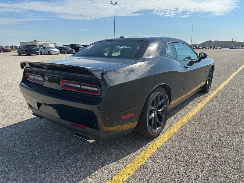 Dodge Challenger Vehicle Full-screen Gallery Image 3