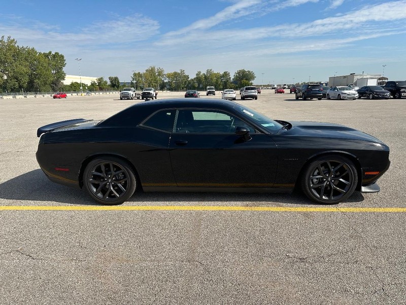 Dodge Challenger Vehicle Full-screen Gallery Image 4