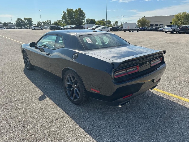 Dodge Challenger Vehicle Full-screen Gallery Image 7