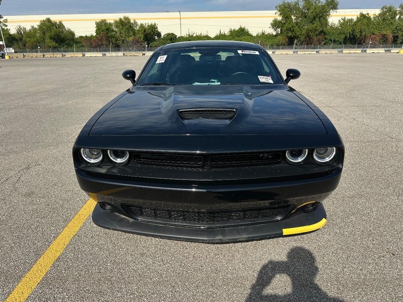 Dodge Challenger Vehicle Full-screen Gallery Image 10