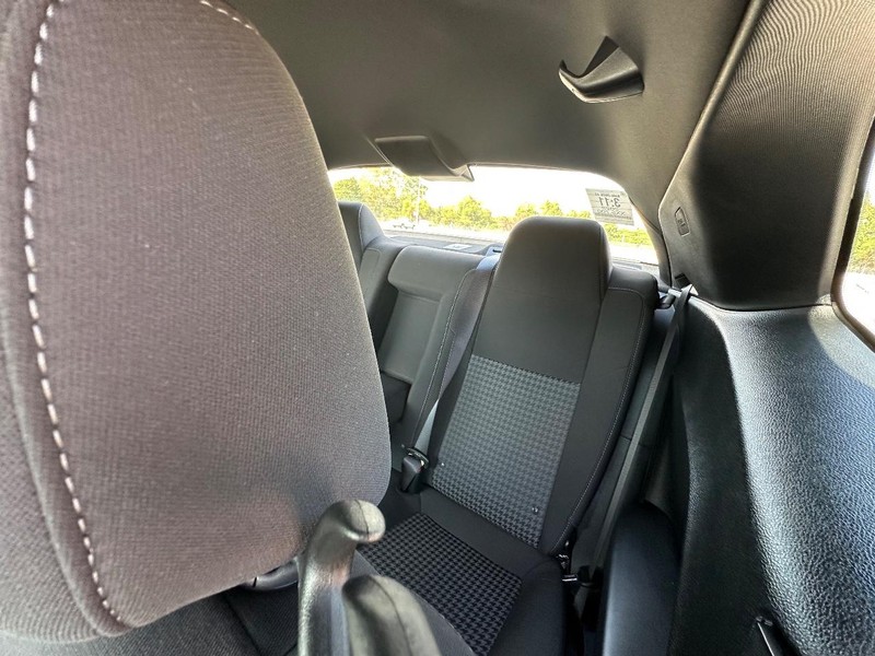 Dodge Challenger Vehicle Full-screen Gallery Image 12