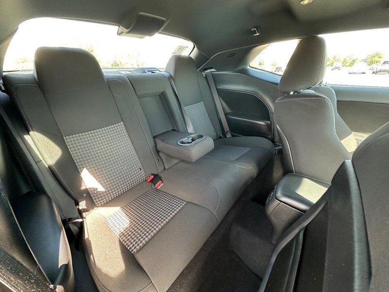 Dodge Challenger Vehicle Full-screen Gallery Image 14