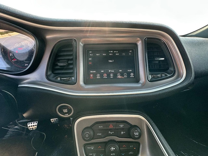 Dodge Challenger Vehicle Full-screen Gallery Image 17