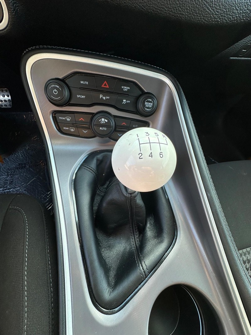 Dodge Challenger Vehicle Full-screen Gallery Image 18