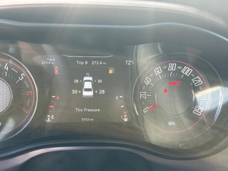 Dodge Challenger Vehicle Full-screen Gallery Image 21