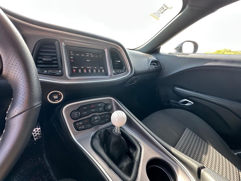 Dodge Challenger Vehicle Full-screen Gallery Image 22