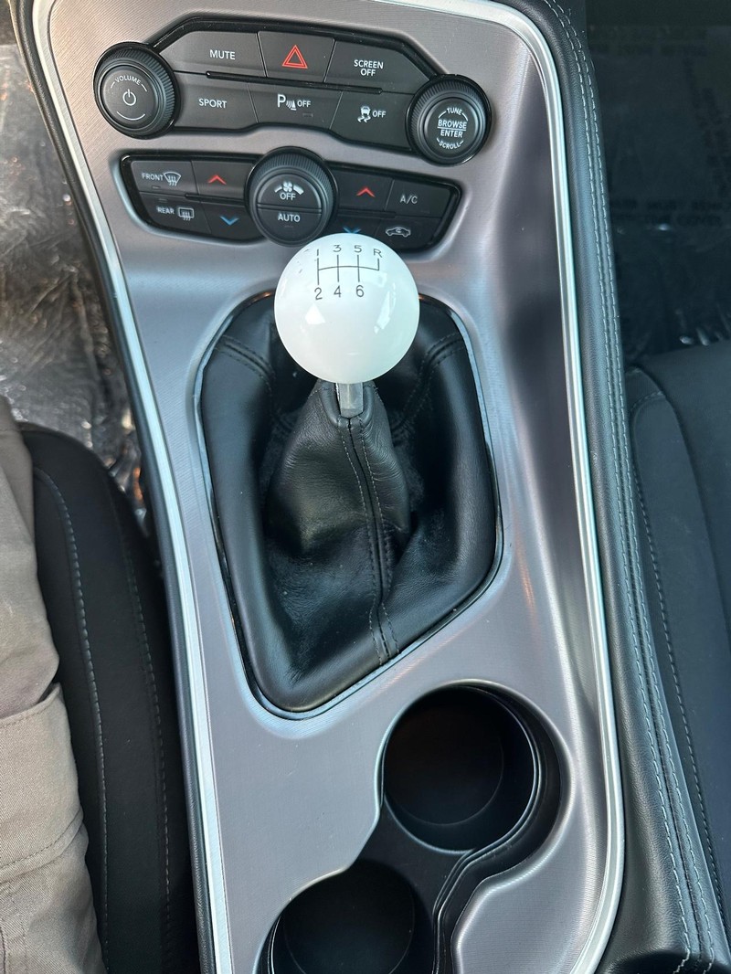 Dodge Challenger Vehicle Full-screen Gallery Image 23