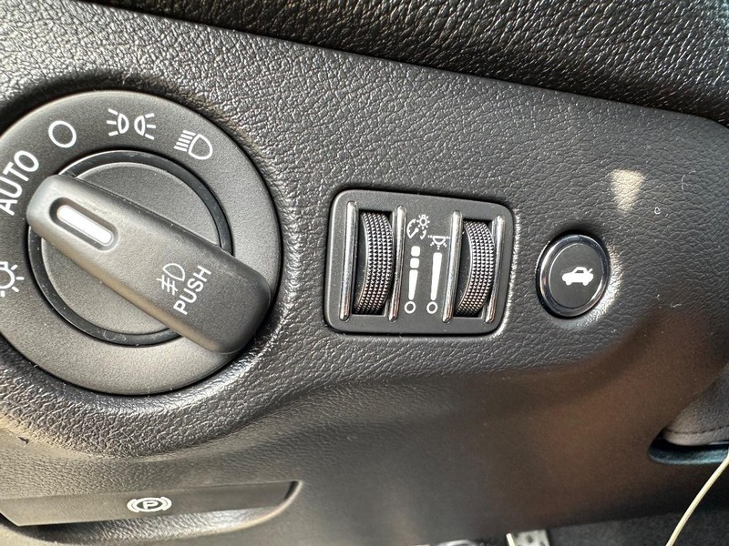 Dodge Challenger Vehicle Full-screen Gallery Image 25