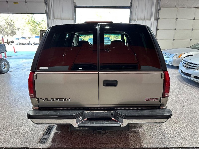 GMC Yukon Vehicle Full-screen Gallery Image 2