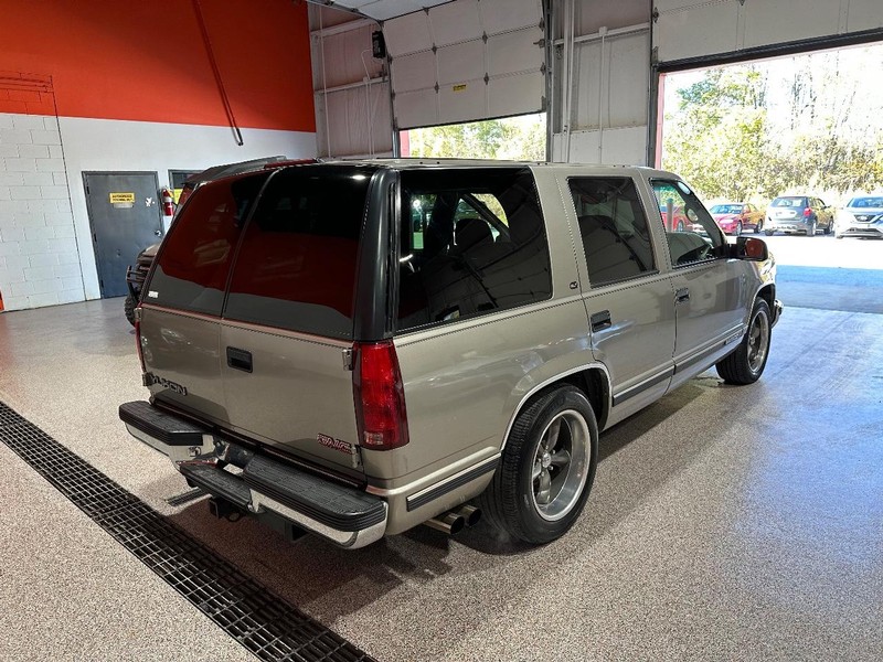 GMC Yukon Vehicle Full-screen Gallery Image 3