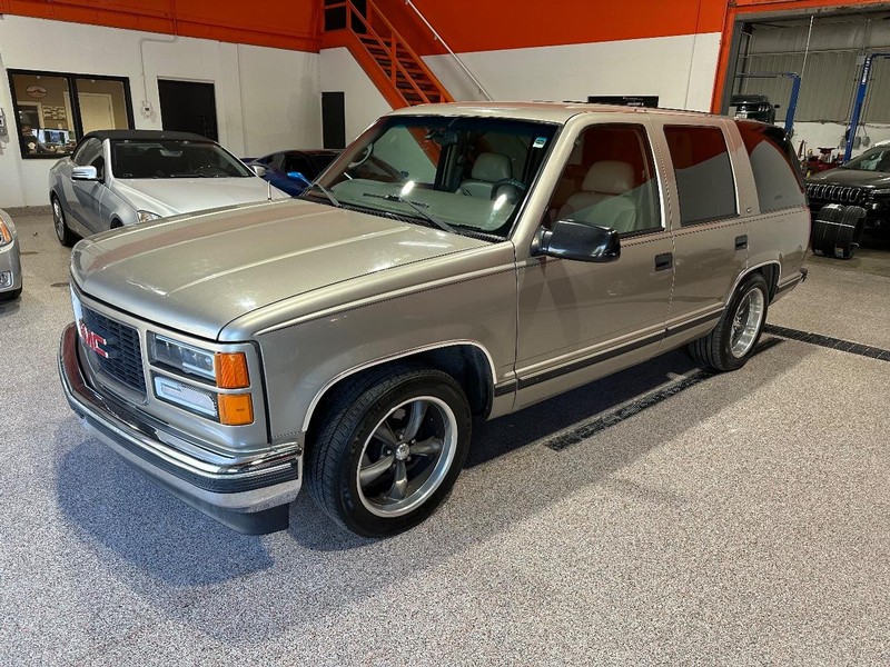 GMC Yukon Vehicle Full-screen Gallery Image 5