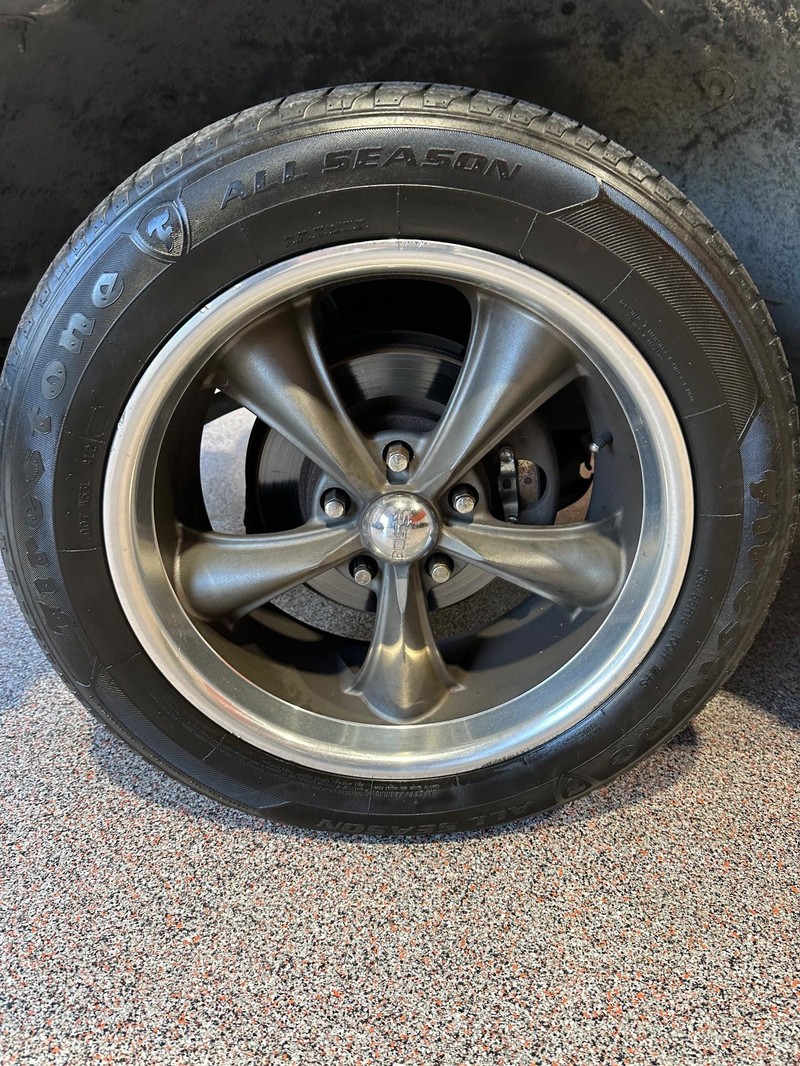 GMC Yukon Vehicle Full-screen Gallery Image 9