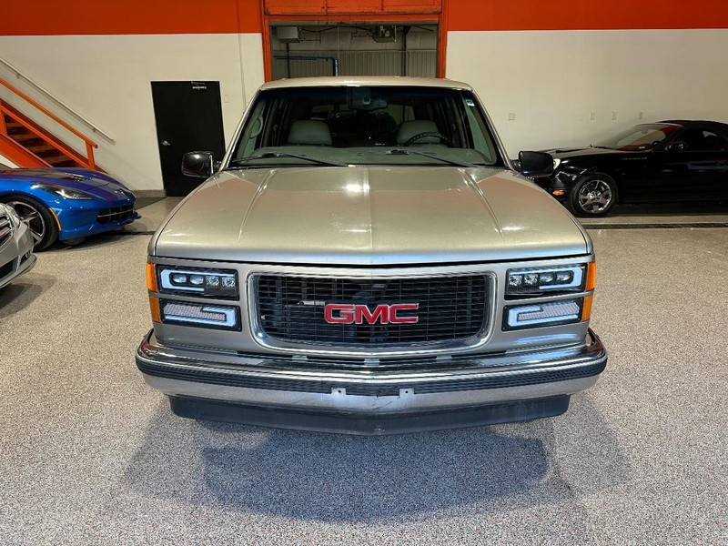 GMC Yukon Vehicle Full-screen Gallery Image 10