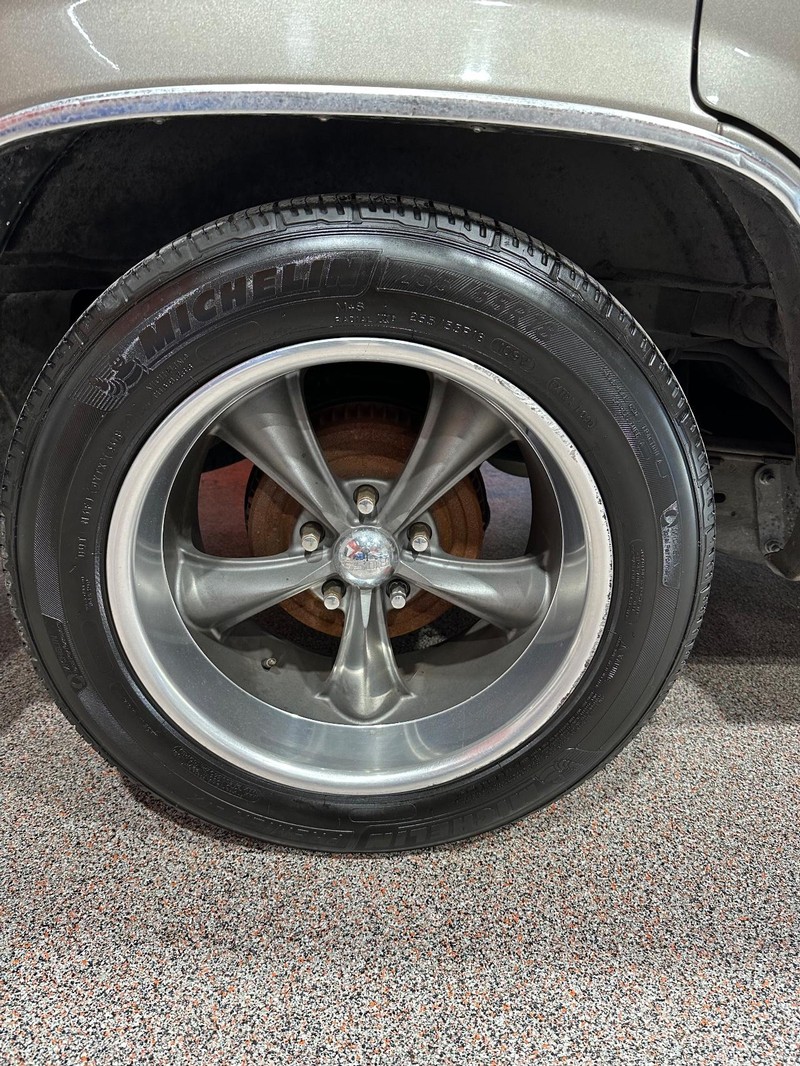 GMC Yukon Vehicle Full-screen Gallery Image 11