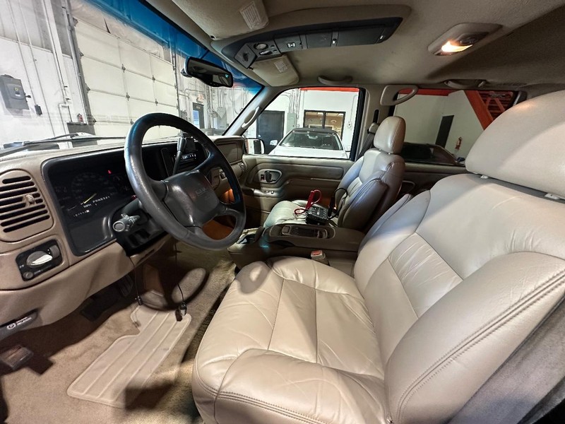 GMC Yukon Vehicle Full-screen Gallery Image 12