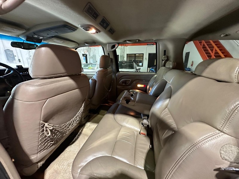 GMC Yukon Vehicle Full-screen Gallery Image 13