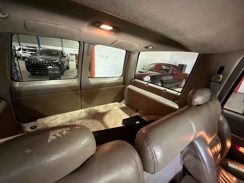 GMC Yukon Vehicle Full-screen Gallery Image 14