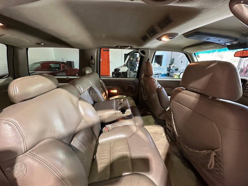 GMC Yukon Vehicle Full-screen Gallery Image 15