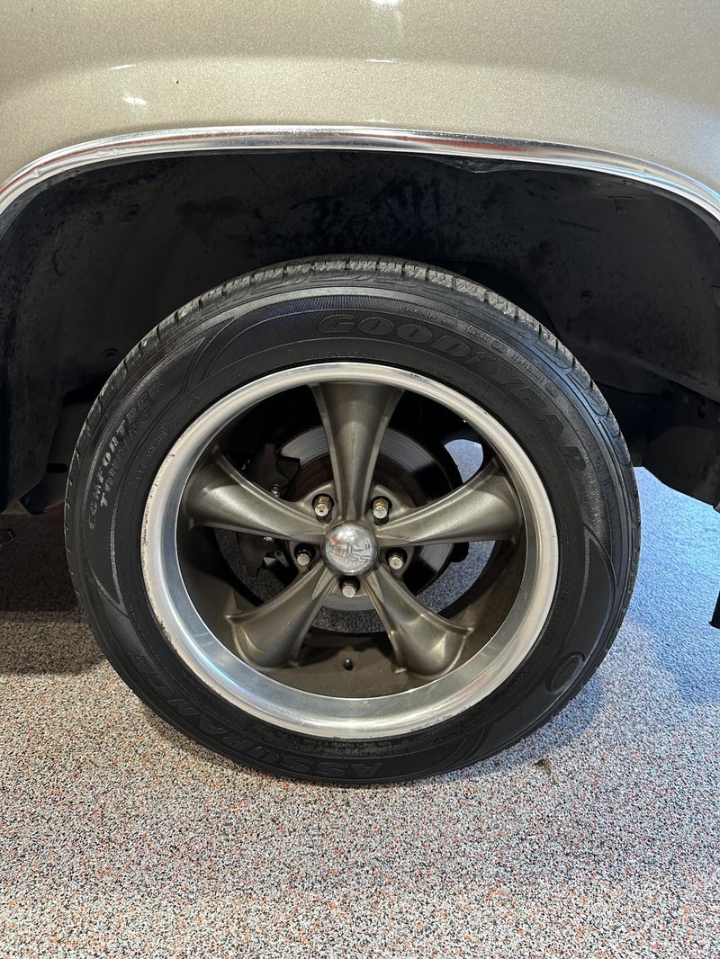 GMC Yukon Vehicle Full-screen Gallery Image 16