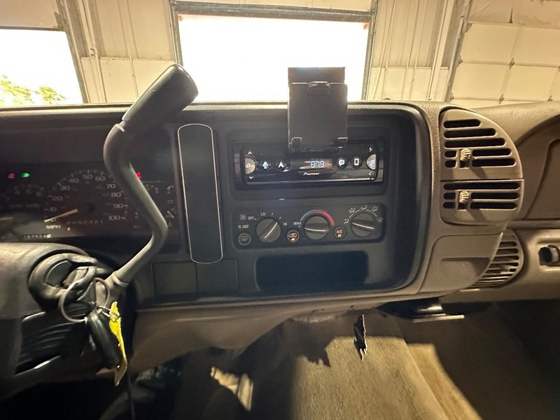 GMC Yukon Vehicle Full-screen Gallery Image 17