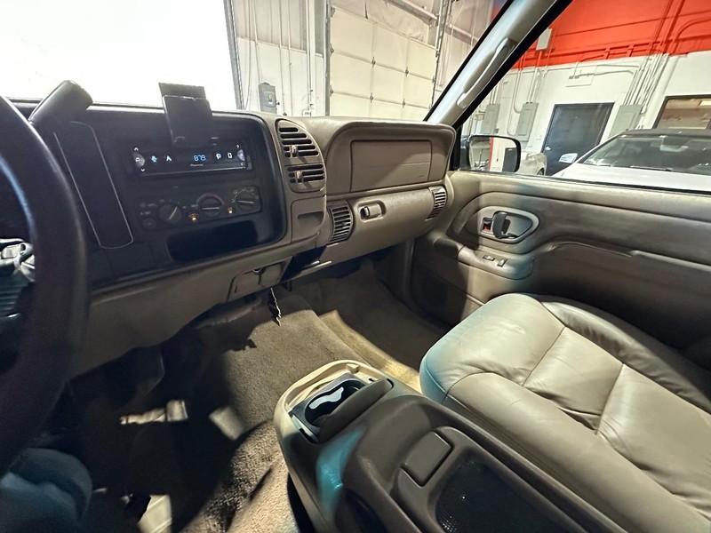 GMC Yukon Vehicle Full-screen Gallery Image 18