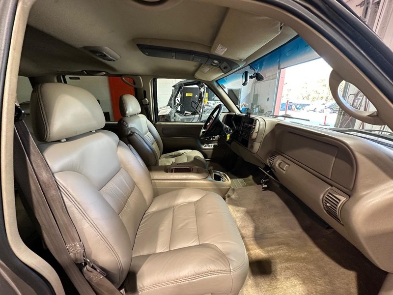 GMC Yukon Vehicle Full-screen Gallery Image 19