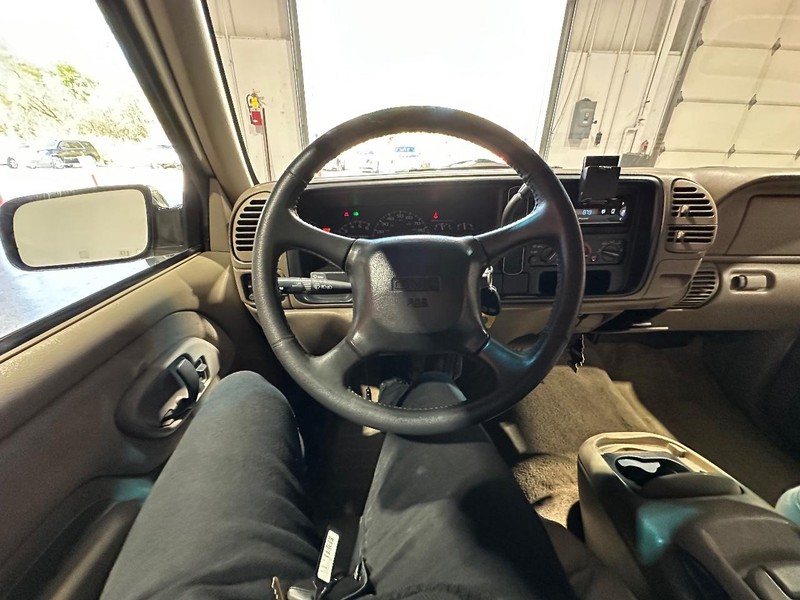 GMC Yukon Vehicle Full-screen Gallery Image 21