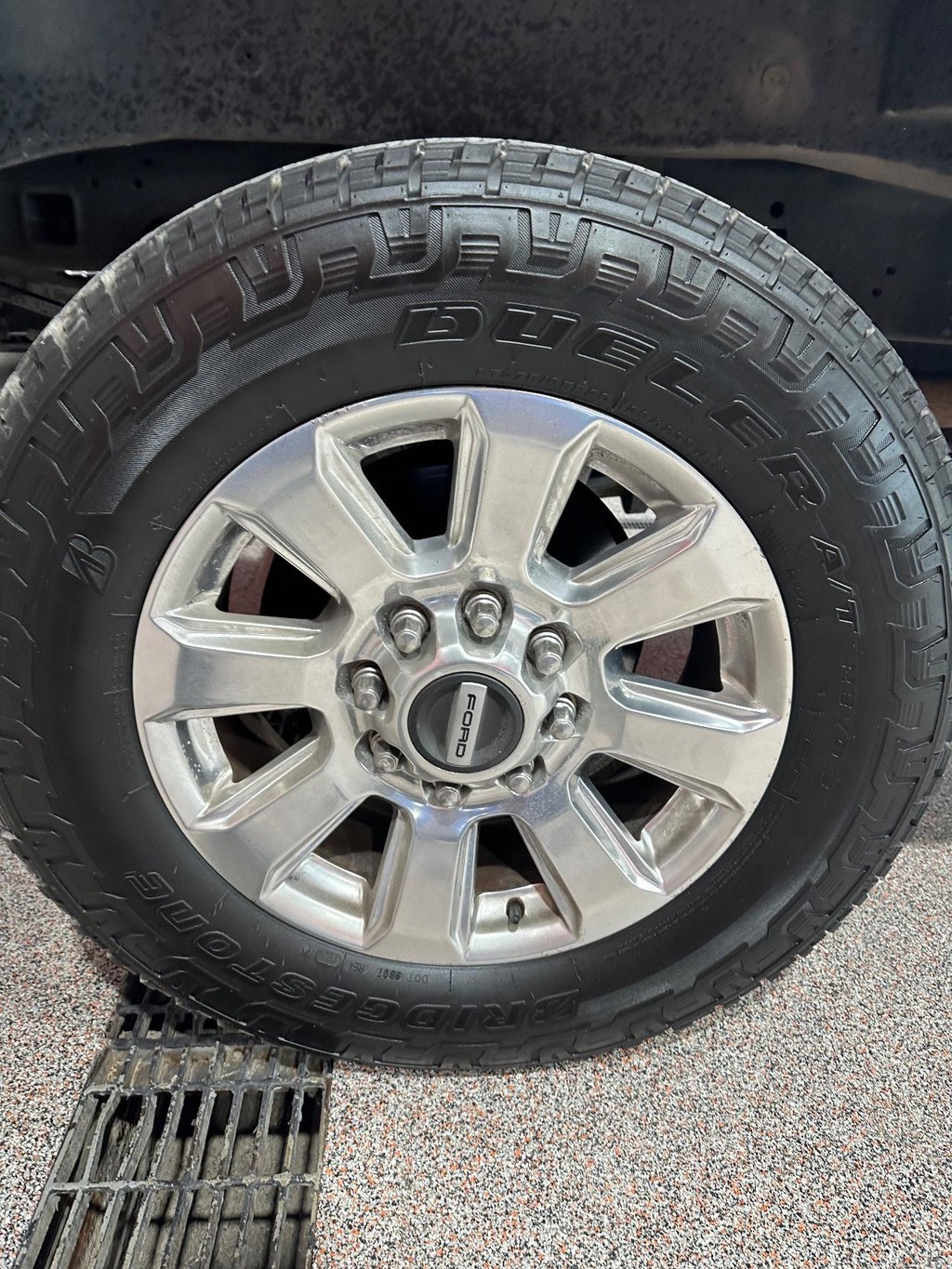 Ford Super Duty F-250 SRW Vehicle Full-screen Gallery Image 17