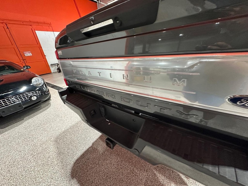 Ford Super Duty F-250 SRW Vehicle Full-screen Gallery Image 18