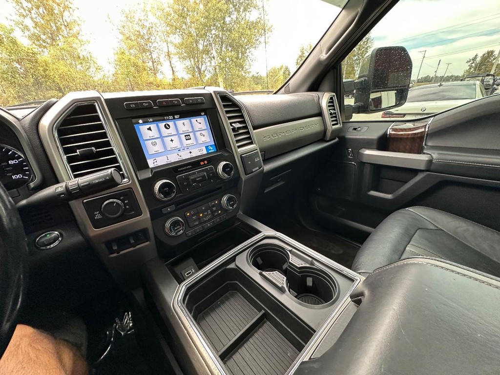 Ford Super Duty F-250 SRW Vehicle Full-screen Gallery Image 24
