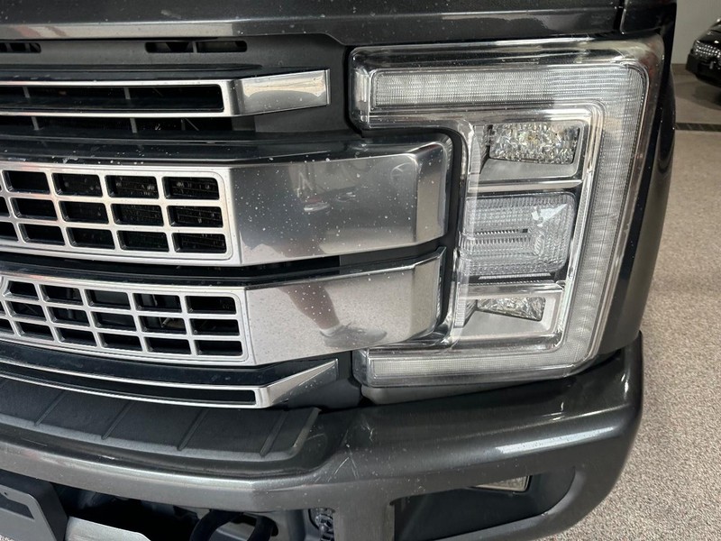 Ford Super Duty F-250 SRW Vehicle Full-screen Gallery Image 8