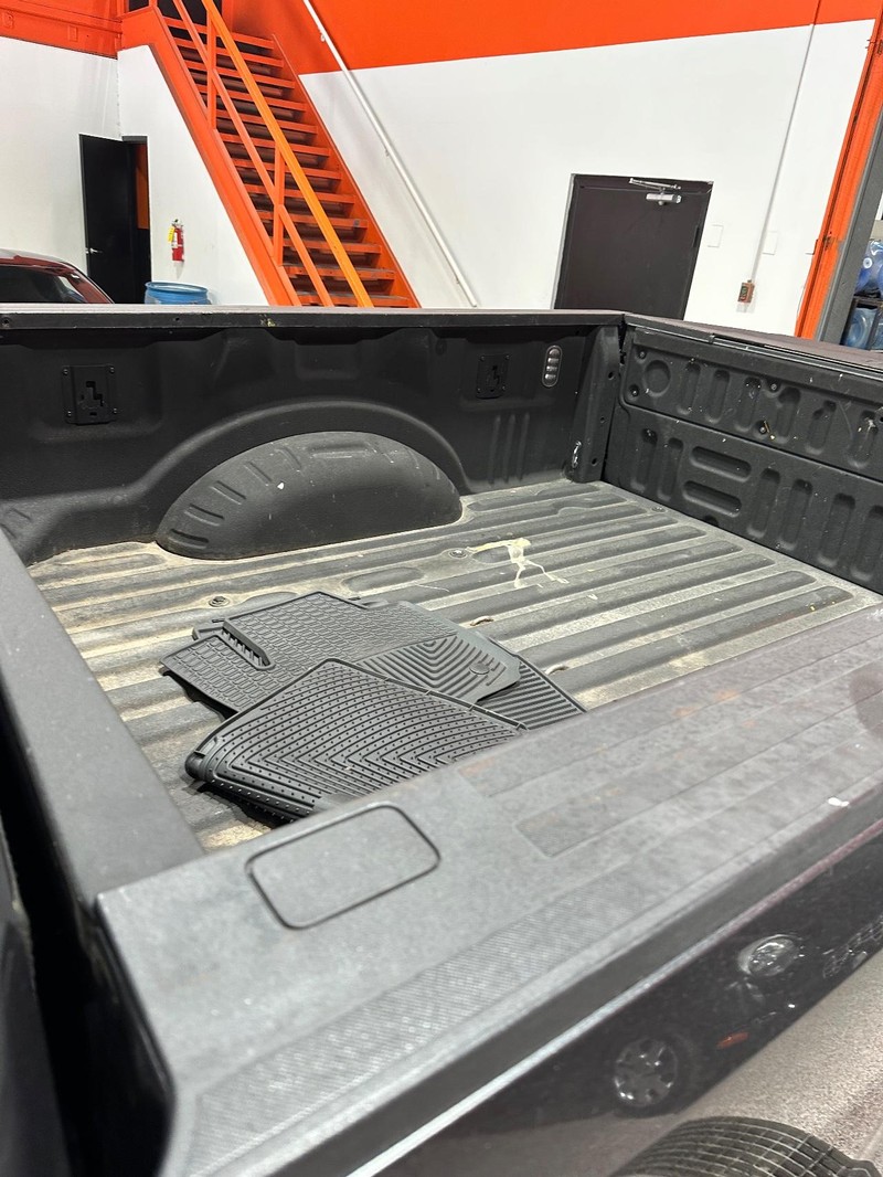 Ford Super Duty F-250 SRW Vehicle Full-screen Gallery Image 12