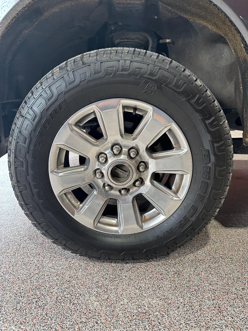 Ford Super Duty F-250 SRW Vehicle Full-screen Gallery Image 13