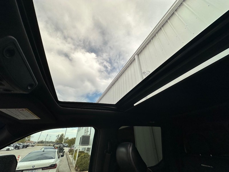 Ford Super Duty F-250 SRW Vehicle Full-screen Gallery Image 23