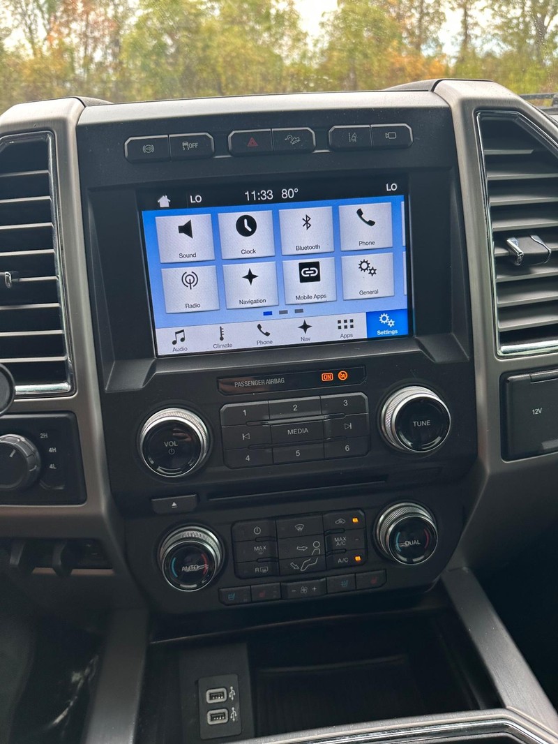 Ford Super Duty F-250 SRW Vehicle Full-screen Gallery Image 25