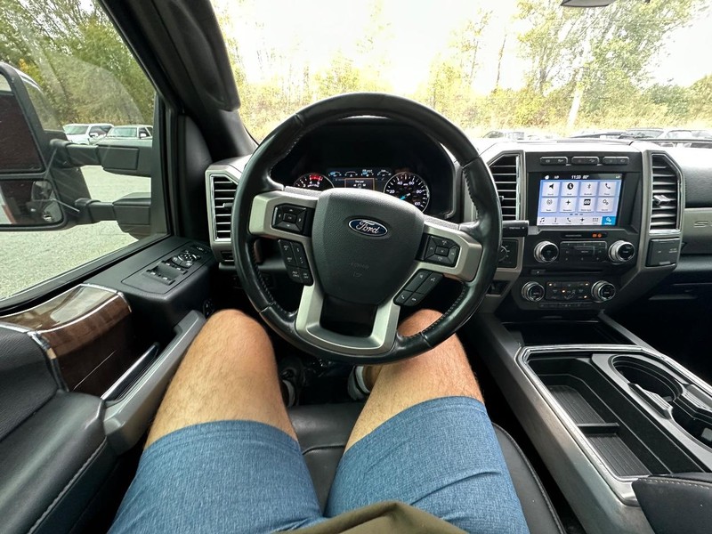 Ford Super Duty F-250 SRW Vehicle Full-screen Gallery Image 26