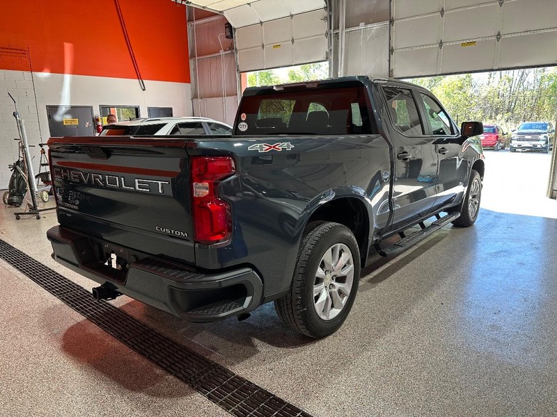 Chevrolet Silverado 1500 Vehicle Full-screen Gallery Image 03