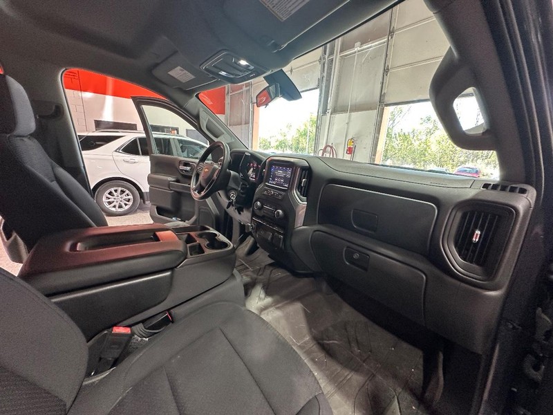 Chevrolet Silverado 1500 Vehicle Full-screen Gallery Image 18