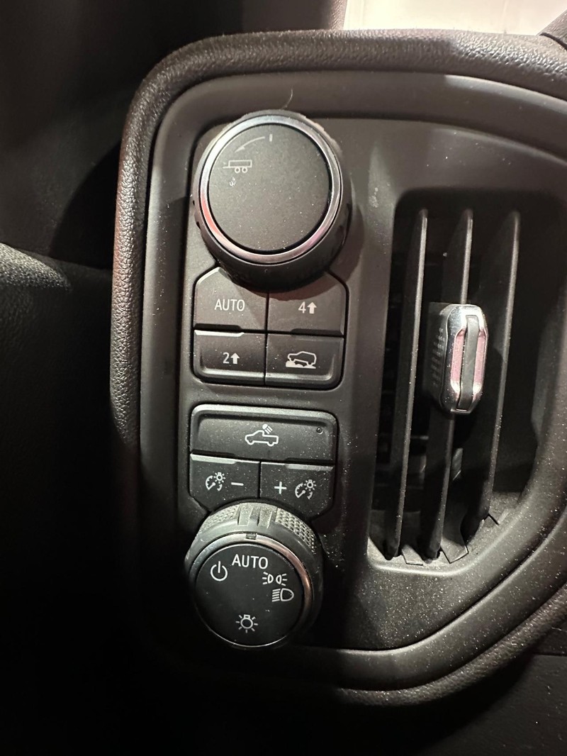 Chevrolet Silverado 1500 Vehicle Full-screen Gallery Image 23