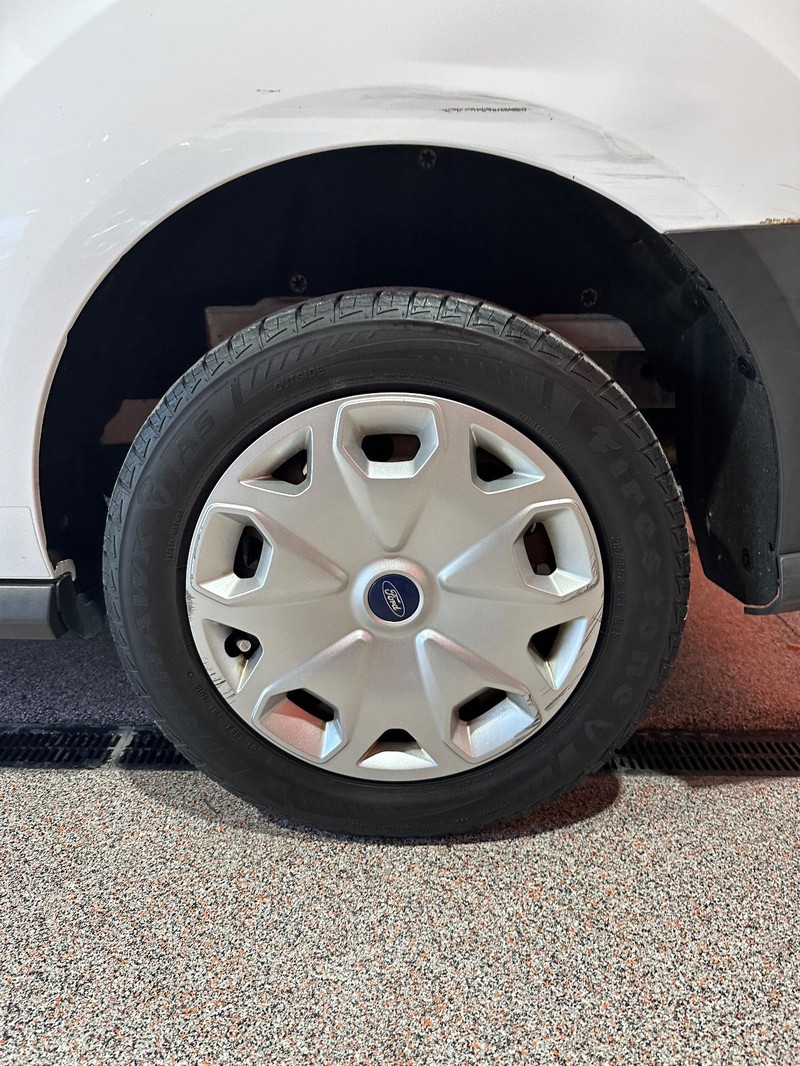 Ford Transit Connect Vehicle Full-screen Gallery Image 11