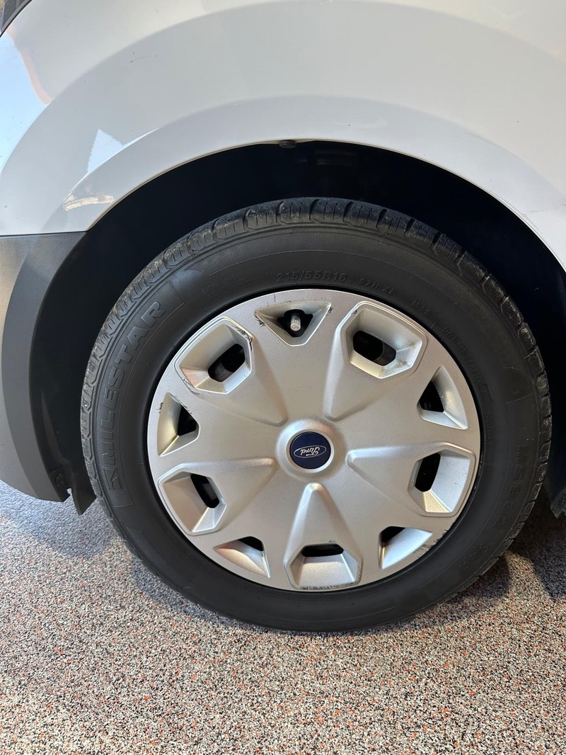 Ford Transit Connect Vehicle Full-screen Gallery Image 12