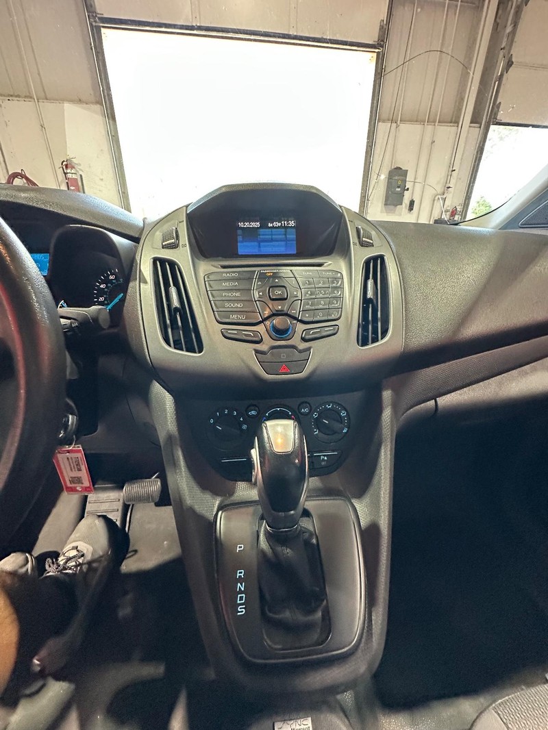 Ford Transit Connect Vehicle Full-screen Gallery Image 17