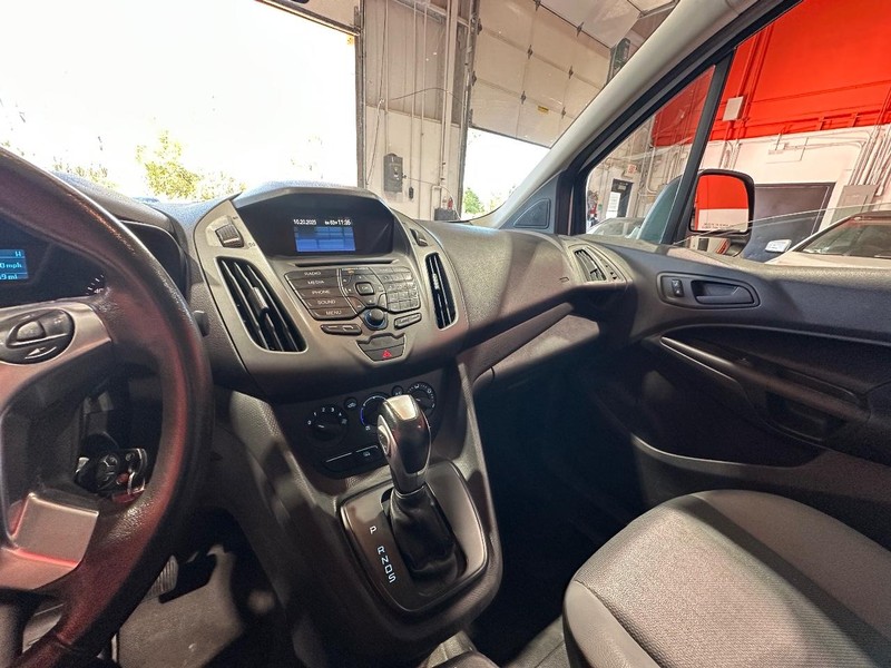 Ford Transit Connect Vehicle Full-screen Gallery Image 22