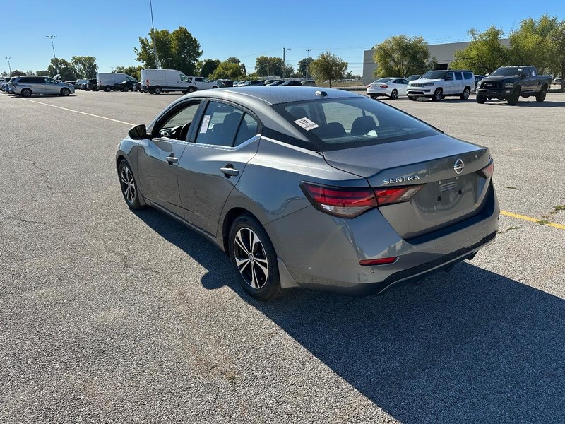 Nissan Sentra Vehicle Full-screen Gallery Image 5